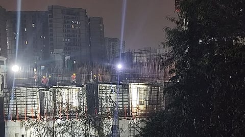 அரசின் எச்சரிக்கையை மீறி சென்னை, அண்ணா நகர் அருகில் கட்டுமானப் பணியில் ஈடுபடுத்தப்பட்ட தொழிலாளர்கள்