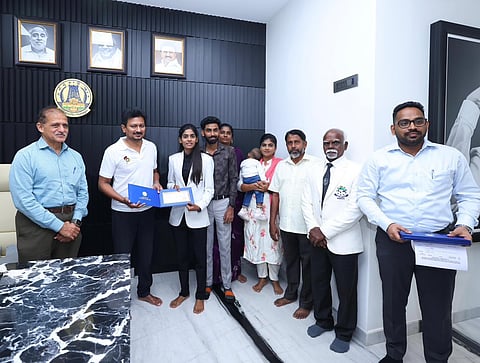 வீராங்கனை காசிமாவுக்கு ரூ.1 கோடிக்கான காசோலையை வழங்கும் துணை முதல்வர்