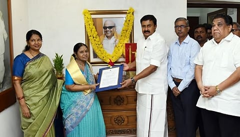 அரசாணையை ராஜாத்தி அம்மாளிடம் வழங்கும் அமைச்சர் சாமிநாதன்