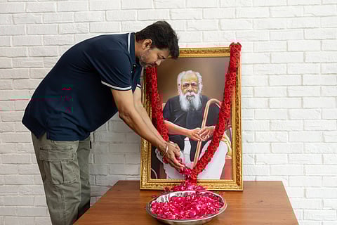 பெரியார் படத்துக்கு மலர் தூவி மரியாதை செலுத்தும் விஜய்