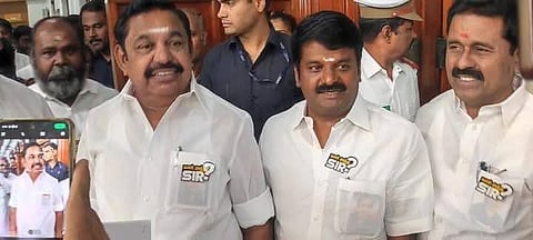 யார் அந்த சார் பேட்ஜ் அணிந்து வந்த எடப்பாடி பழனிசாமி உட்பட அதிமுக உறுப்பினர்கள்