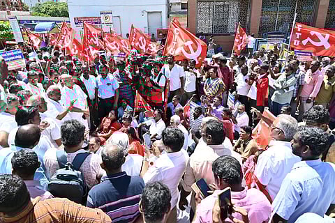 சாம்சங் தொழிலாளர்களிடையே பேசும் சிஐடியு தலைவர்கள்