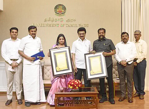 முதலமைச்சர் மு.க. ஸ்டாலிடன் விருது பெற்ற நக்கீரன் கோபால், சுகிதா சாரங்கராஜ்