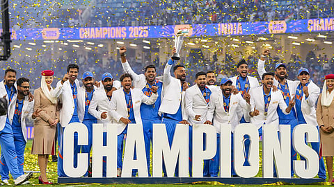 கோப்பையை கைப்பற்றிய மகிழ்ச்சியில் இந்திய வீரர்கள்