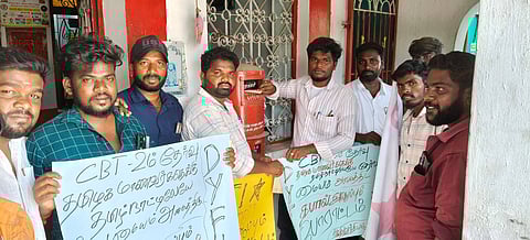 ஜனநாயக வாலிபர் சங்கத்தினர் தமிழ்நாட்டிலேயே இரயில்வே தேர்வு மையம் அமைக்கக்கோரி தபால் அனுப்பும் போராட்டம்