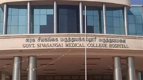 மாணவர்கள் அதிர்ச்சி - கல்லூரியில் பெண் மருத்துவரிடம் அத்துமீறல்!