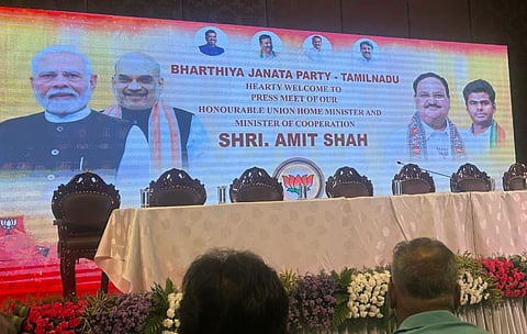 அமித் ஷா செய்தியாளர் சந்திப்பு: 4 முறை பேனர்கள் மாற்றம்… நாற்காலி குறைப்பு!