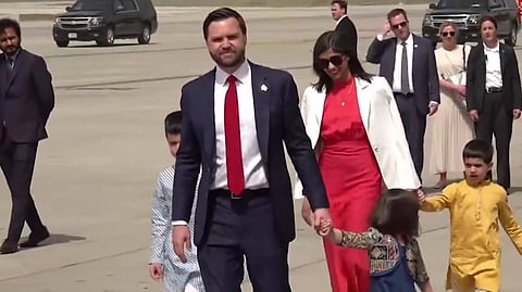 தனது குடும்பத்தினருடன் அமெரிக்க துணை அதிபர் ஜே.டி.வான்ஸ்