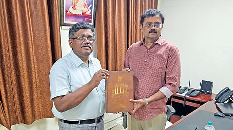 நிதித்துறை செயலாளர் உதயசந்திரன் ஐஏஎஸ் உடன்