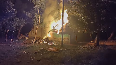 கோயில் திருவிழாவில் வெடித்த மோதல்: 5 பேருக்கு அரிவாள் வெட்டு… வீடுகளுக்கு தீ வைப்பு!