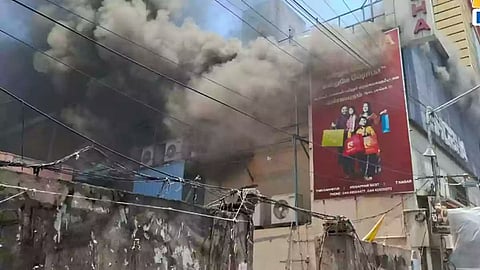 திடீரென துணிக்கடையில் பற்றிய தீ… போராடி அணைத்த தீயணைப்பு வீரர்கள்!