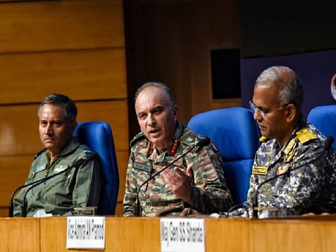 செய்தியாளர் சந்திப்பில் முப்படைகளின் தளபதி