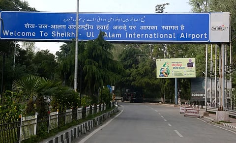 இயல்புக்கு வரும் காஷ்மீர்... ஸ்ரீநகரில் விமான சேவை தொடங்கியது!