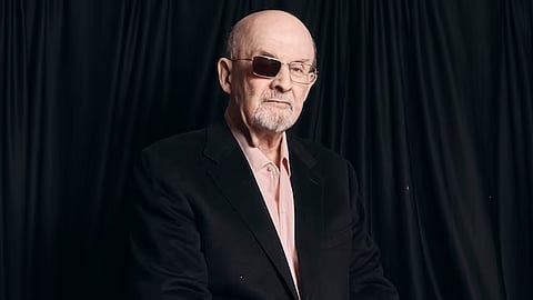 சல்மான் ருஷ்டியை கத்தியால் குத்தி, கண்ணைக் குருடாக்கியவருக்கு 25 ஆண்டு ஜெயில் தண்டனை!