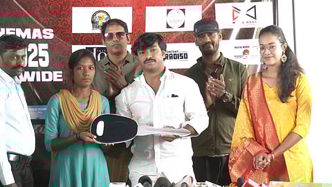 மாணவி சுஹாசினிக்கு ஸ்கூட்டியை பரிசாக வழங்கும் கடுக்காய் படக்குழுவினர்