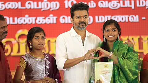 தேர்வில் சிறப்பிடம் பெற்ற மாணவர்களுக்கு பாராட்டு விழா! – விஜய் ஏற்பாடு