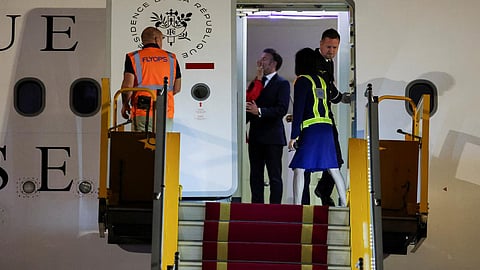 பிரான் அதிபர் இம்மானுவேல் மேக்ரான் கன்னத்தில் அறையும் அவரது மனைவி.