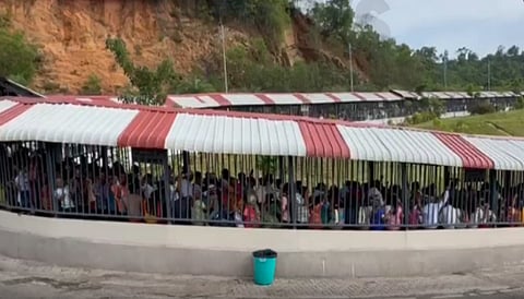 திருப்பதியில் பக்தர்கள் காத்திருப்பு