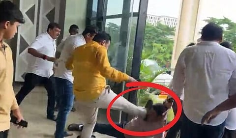 கூடுதல் ஆணையர் ரத்னாகர் சாஹூ மீது தாக்குதல் நடத்தும் காட்சி