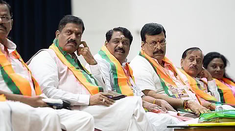 பூத் கமிட்டி கூட்டத்தில் பாஜக தலைவர்கள்