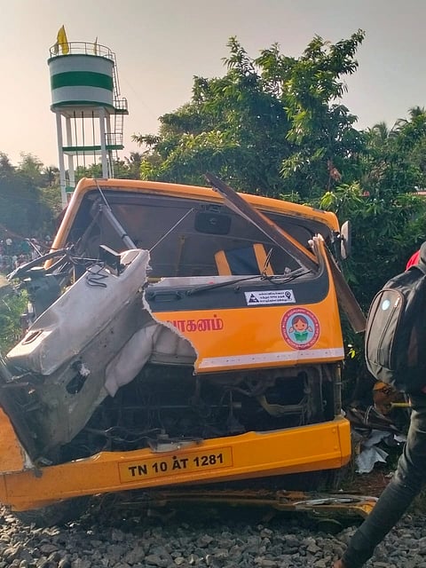 பள்ளி வேன் மீது ரயில் மோதல்… 2 மாணவர்கள் பலி… பலர் படுகாயம்!