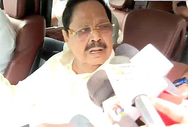 அப்பல்லோவில் பேட்டியளிக்கும் அமைச்சர் துரைமுருகன்