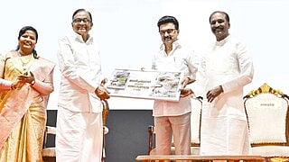 வள்ளுவர் மறை வைரமுத்து உரை நூலை முதல்வர் ஸ்டாலின் வெளியிட முன்னாள் மத்திய அமைச்சர் சிதம்பரம் பெற்றுக் கொண்டார்