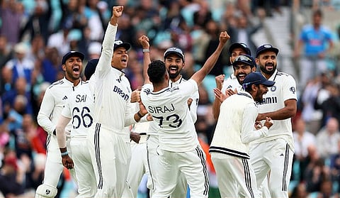 வெற்றி பெற்ற மகிழ்ச்சியில் இந்திய அணி வீரர்கள்