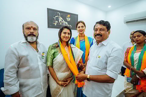 நயினார் நாகேந்திரன் முன்னிலையில் பாஜகவில் இணைந்தார் நடிகை கஸ்தூரி