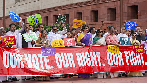 நாடாளுமன்றத்தில் போராட்டத்தில் ஈடுபட்ட எதிர்க்கட்சிகள்