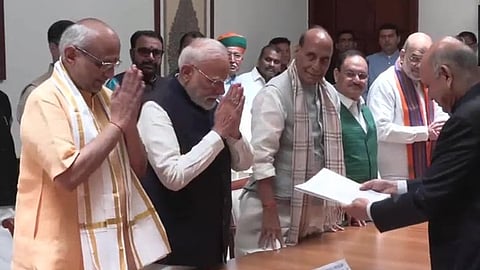 வேட்புமனு தாக்கல் செய்யும் பிரதமர் மோடி, சிபி ராதாகிருஷ்ணன்