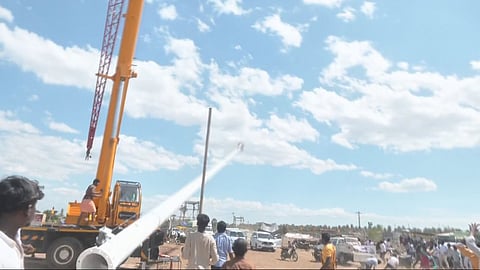 தவெக மாநாட்டு திடலில் கீழே விழுந்த 100 அடி கொடி கம்பம்