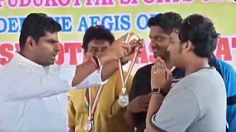 அண்ணாமலை மெடல் அணிவிக்க அதை வேண்டாம் என தவிர்க்கும் டி.ஆர்.பி. ராஜாவின் மகன்