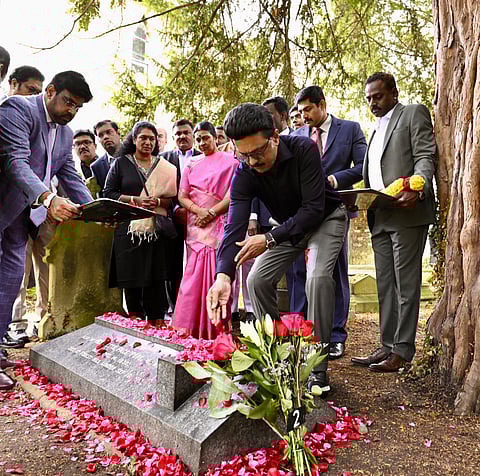 ஜி.யு. போப் கல்லறைக்கு மலர் தூவி மரியாதை செலுத்தும் முதல்வர் ஸ்டாலின்