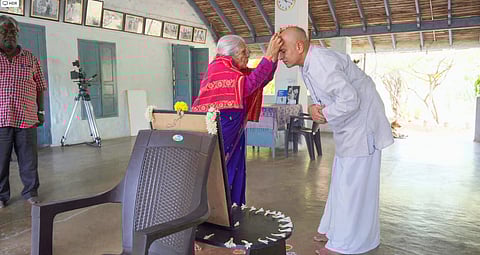 கிருஷ்ணம்மாள் ஜகந்நாதனிடம் ஆசி பெறும் நீதிபதி ஜி.ஆர்.சுவாமிநாதன்