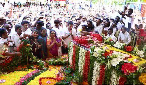 இம்மானுவேல் சேகரன் நினைவிடத்தில் உதயநிதி மரியாதை!