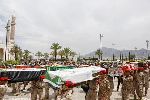 இஸ்ரேல் தாக்குதலில் உயிரிழந்த பத்திரிக்கையாளர்களின் உடலை சுமந்து செல்லும் ஏமன் ராணுவத்தினர்