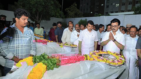 இறந்தோர் உடலுக்கு அஞ்சலி செலுத்தும் முதலமைச்சர்