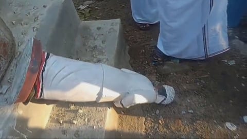 மர்ம நபர்களால் சேதப்படுத்தப்பட்ட எம்.ஜி.ஆர். சிலை