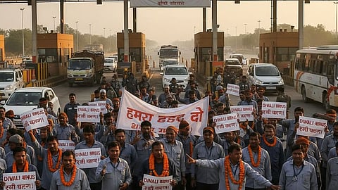 போராட்டத்தில் ஈடுபடும் டோல்கேட் ஊழியர்கள்
