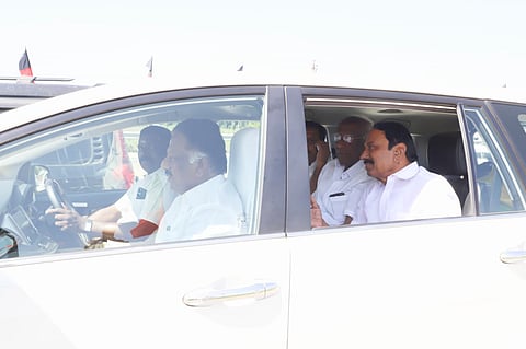 ஒரே காரில் பயணித்த ஓபிஎஸ் - செங்கோட்டையன்