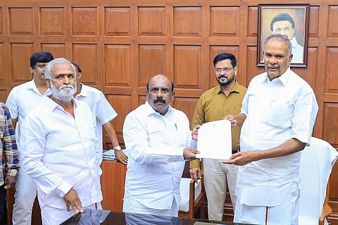 பேரவைத் தலைவர் அப்பாவிடம் ராஜினாமா கடிதத்தை வழங்கும் மனோஜ் பாண்டியன்