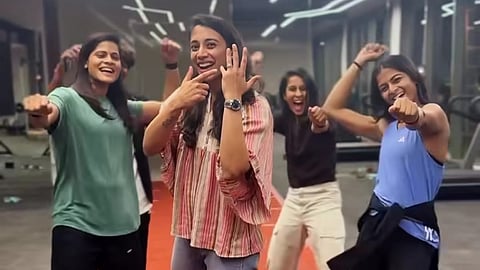 நண்பர்களுடன் ஸ்மிருதி மந்தனா