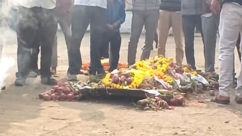 வெங்காயத்துக்கு இறுதிச்சடங்கு நடத்திய விவசாயிகள்