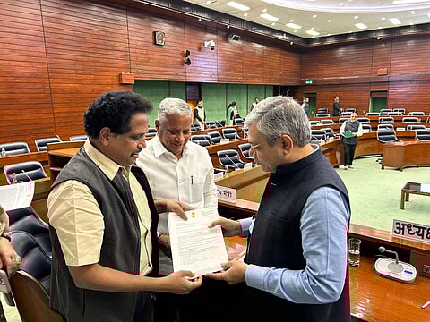 அமைச்சர் அஸ்வினி வைஷ்ணவிடம் கோரிக்கை மனு அளிக்கும் சு. வெங்கடேசன் எம்.பி