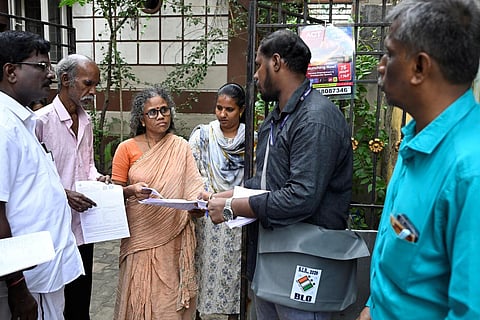 SIR படிவம்: திடீரென காலக்கெடுவை நீட்டித்த தேர்தல் ஆணையம்!