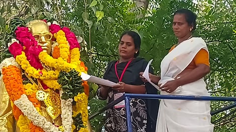 அம்பேத்கர் சிலையிடம் மனு தந்த தூய்மைப் பணியாளர்கள்!