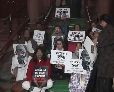 புதிய ஊரக வேலைத் திட்ட மசோதா நிறைவேற்றம்: எதிா்க்கட்சி எம்.பிக்கள் விடிய விடிய போராட்டம்!