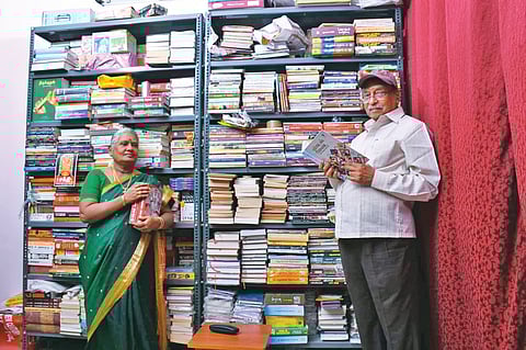 திருவள்ளுவனார் தன் துணைவியாரோடு