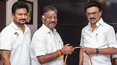 முதலமைச்சர் மு.க.ஸ்டாலினுடன் ஓ. பன்னீர்செல்வம்